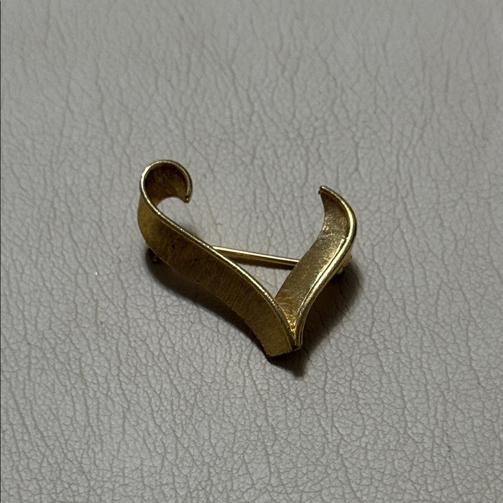 ELEGANT TRIFARI GOLD TONED BROOCH
